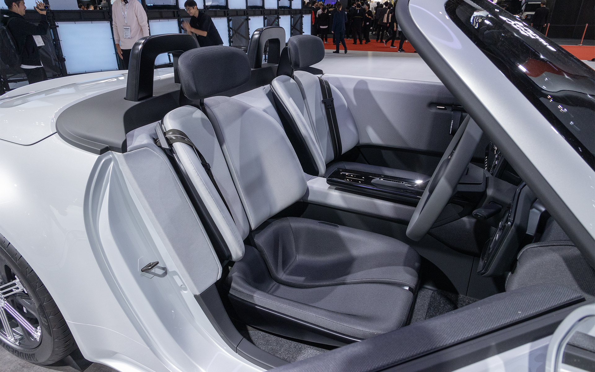 運転席。身長185cmくらいでも乗れる広さを目指すという