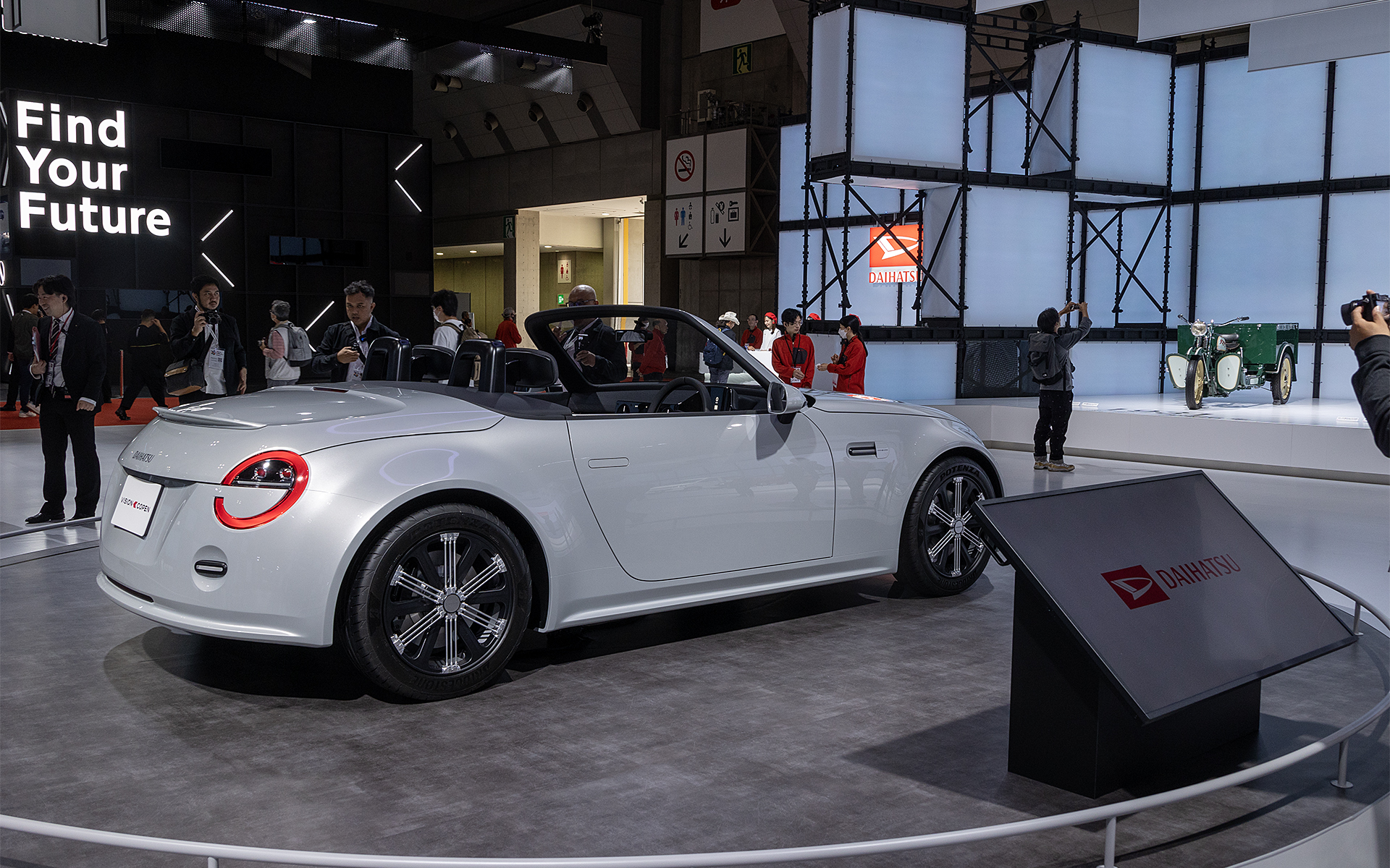 ビジョン コペンには感想を投票できるタブレットが置かれる。ユーザーの声が市販化のカギとのことなので、市販化を望む人はダイハツブースを訪れて投票していただきたい