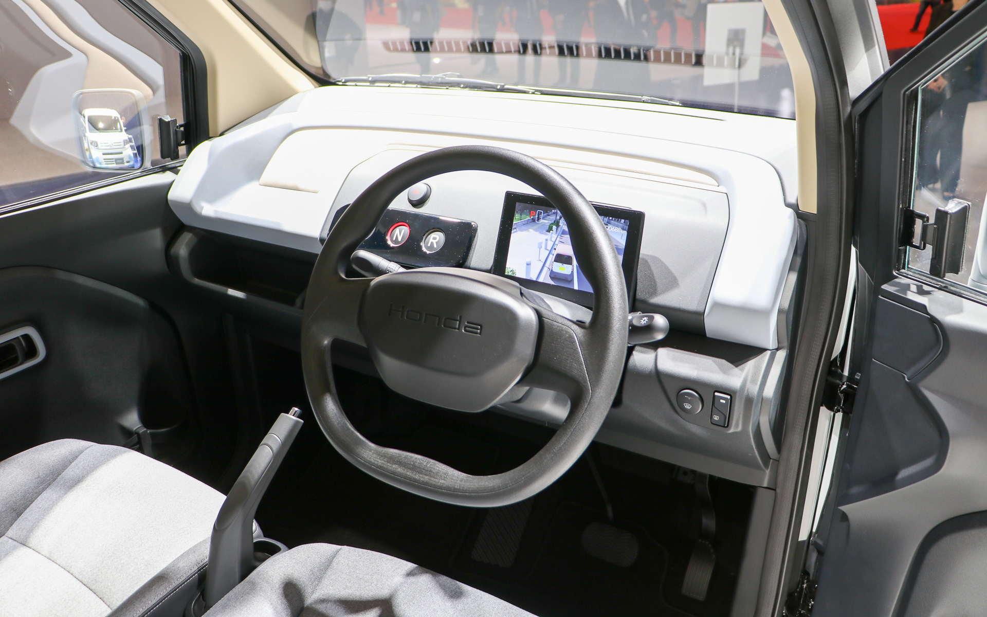 自分でも楽しく運転できることを目的にステアリングは残してある