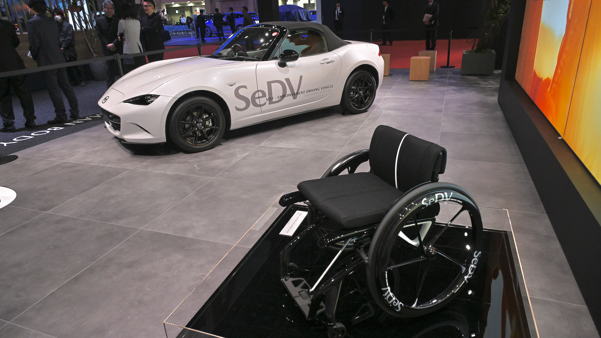 マツダブースでは初代ロードスター、10月5日に大幅改良モデルとして登場した4代目ロードスター、ロードスターの福祉車両モデル「SeDV」などを展示