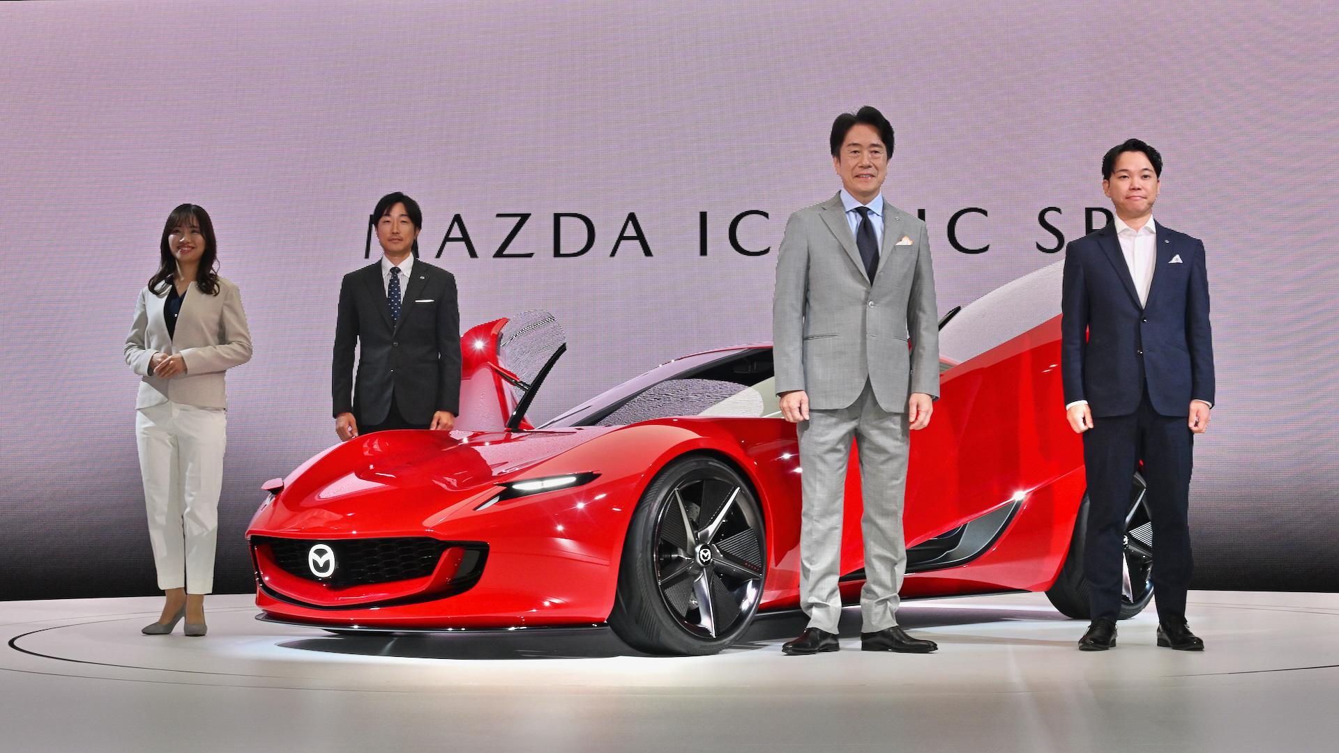 コンパクトスポーツカーコンセプト「アイコニック エスピー」を世界初公開