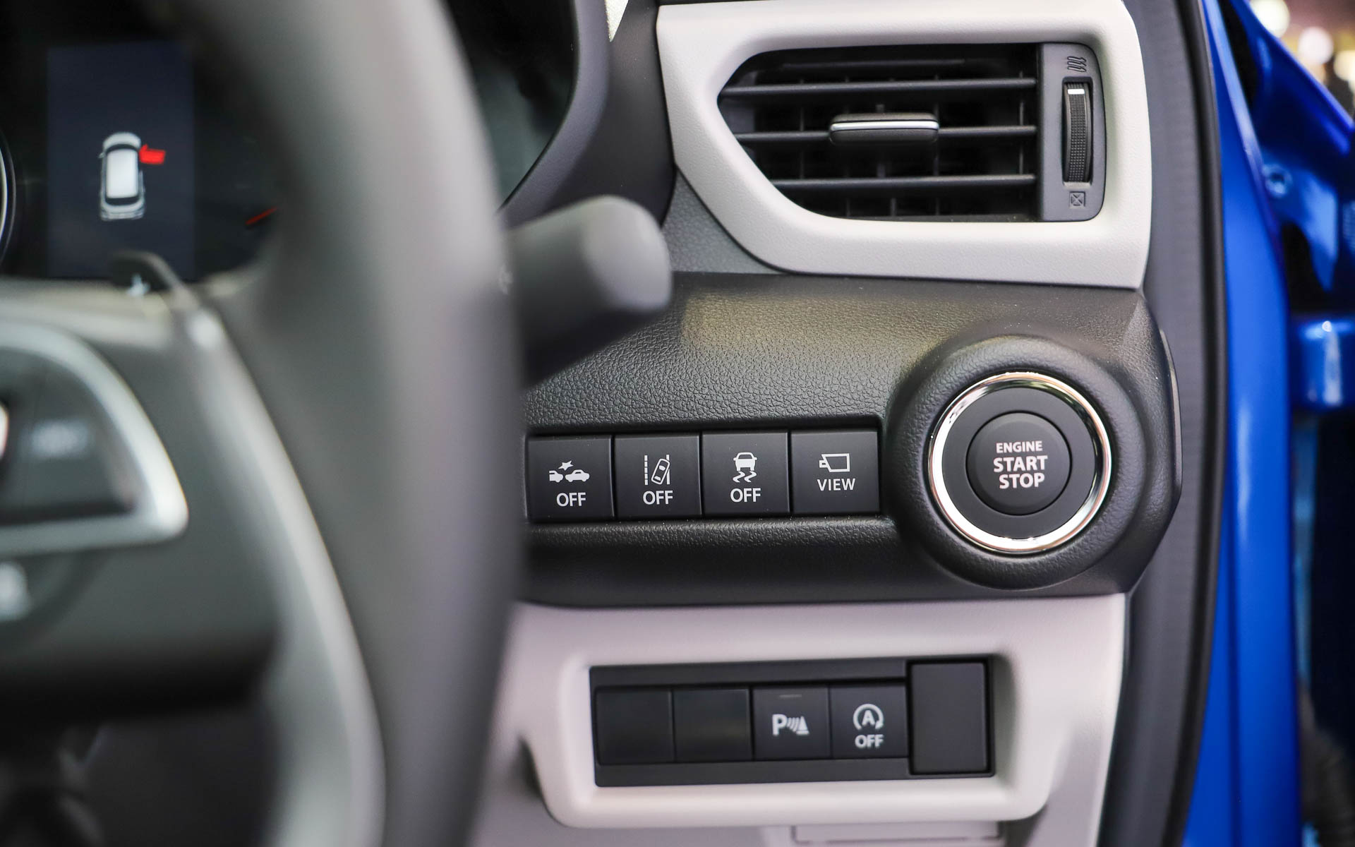 スイフト コンセプト。一般公開時はステージ上以外にも展示車両が用意されるとのこと