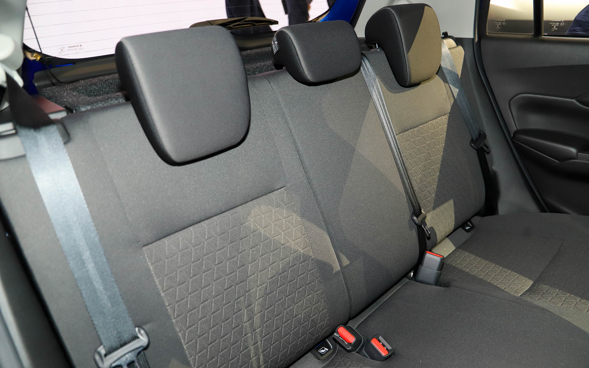 スイフト コンセプト。一般公開時はステージ上以外にも展示車両が用意されるとのこと