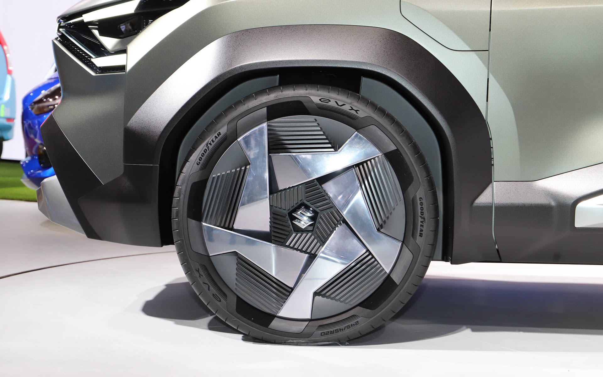 eVX。サイをモチーフにしたデザインが各所に用いられている