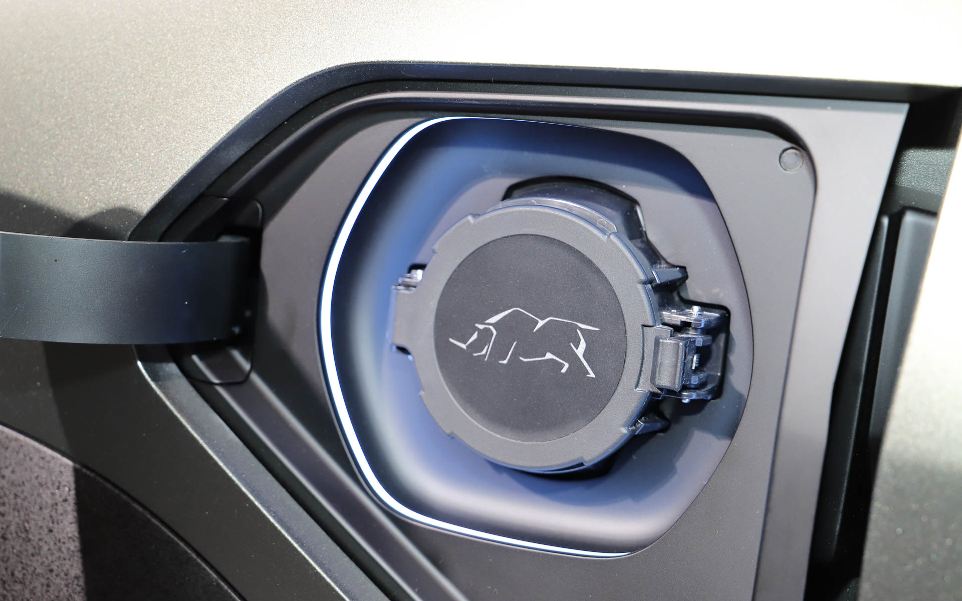 eVX。サイをモチーフにしたデザインが各所に用いられている