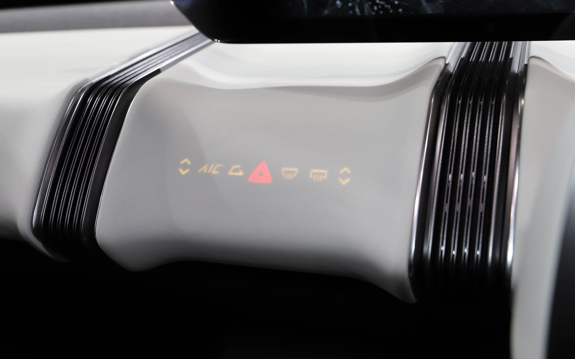 eVX。サイをモチーフにしたデザインが各所に用いられている