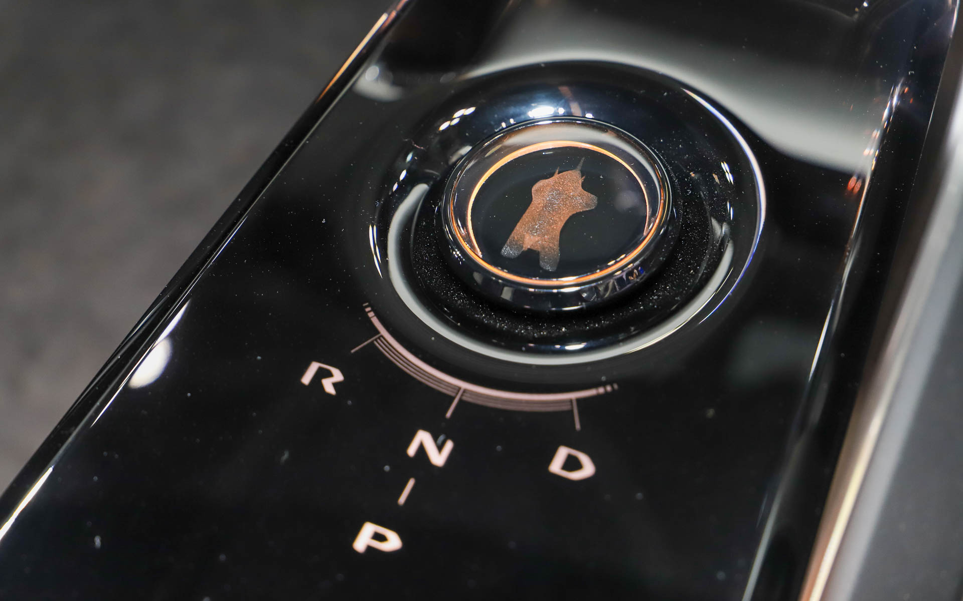 eVX。サイをモチーフにしたデザインが各所に用いられている