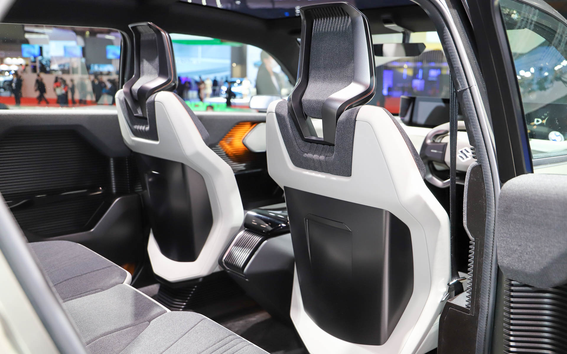 eVX。サイをモチーフにしたデザインが各所に用いられている