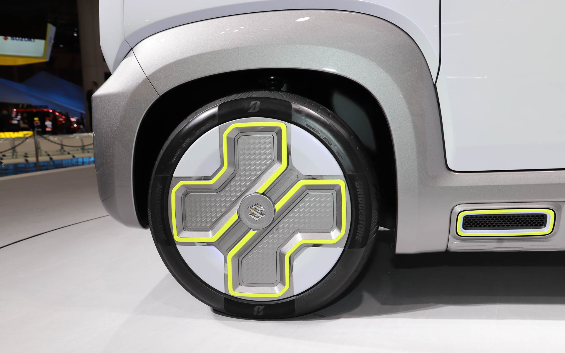 eWX。＋と－の記号をモチーフとして採用し、ホイールデザインからタイヤには連続して＋のデザインが用いられている。充電口には「凸する」デザインとして“凸”をモチーフにしたアイコンを配置。ボディカラーには見る角度によってピンク色が浮かび上がるコダワリ