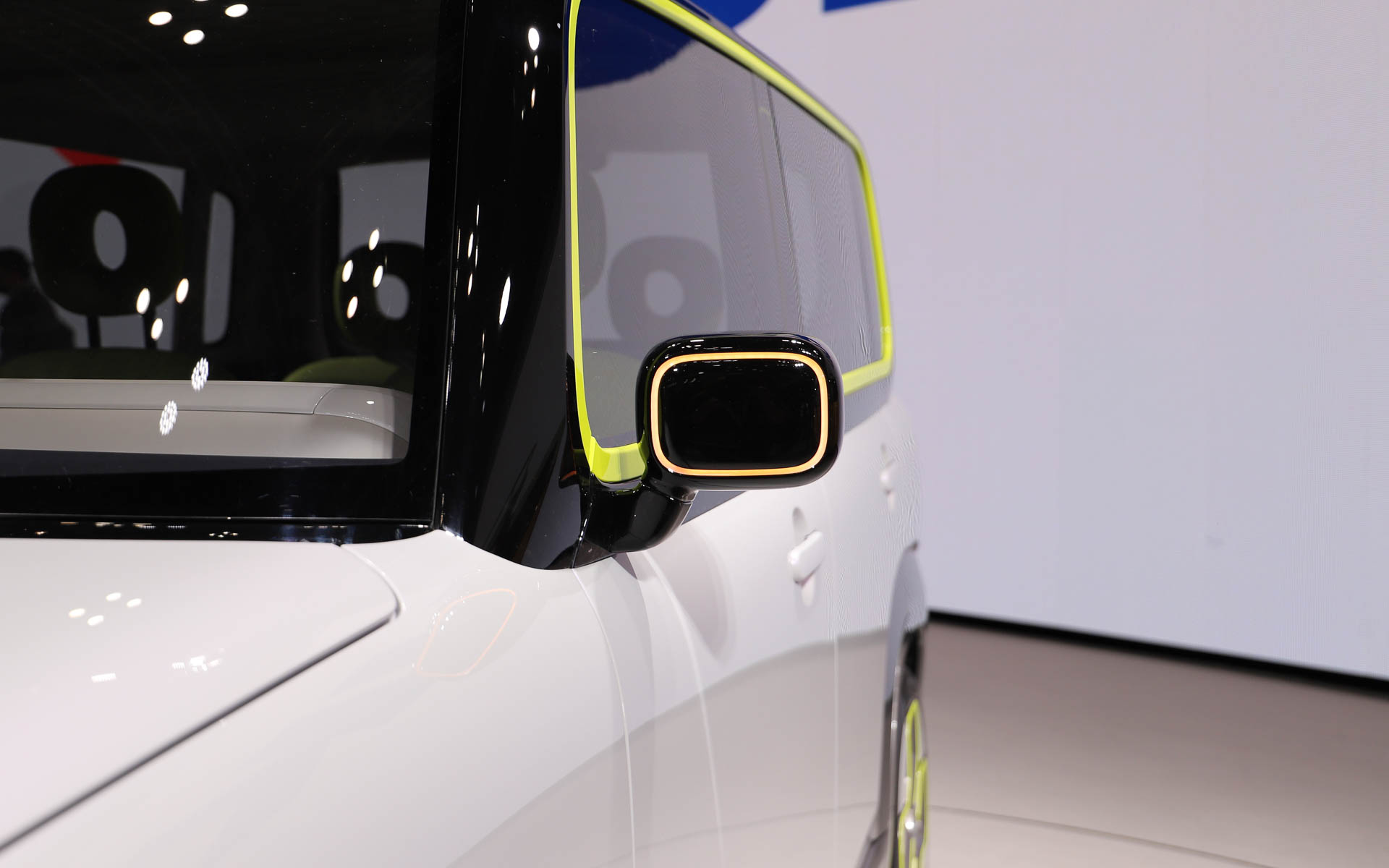 eWX。＋と－の記号をモチーフとして採用し、ホイールデザインからタイヤには連続して＋のデザインが用いられている。充電口には「凸する」デザインとして“凸”をモチーフにしたアイコンを配置。ボディカラーには見る角度によってピンク色が浮かび上がるコダワリ