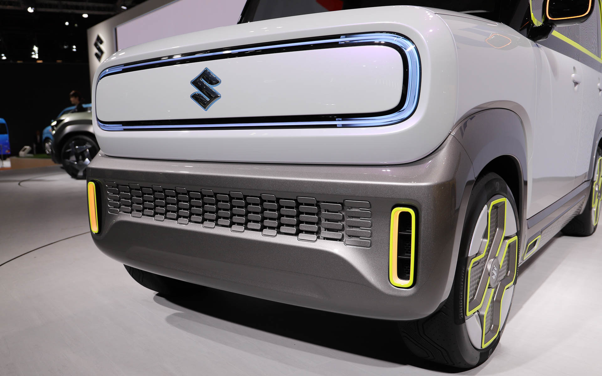 eWX。＋と－の記号をモチーフとして採用し、ホイールデザインからタイヤには連続して＋のデザインが用いられている。充電口には「凸する」デザインとして“凸”をモチーフにしたアイコンを配置。ボディカラーには見る角度によってピンク色が浮かび上がるコダワリ