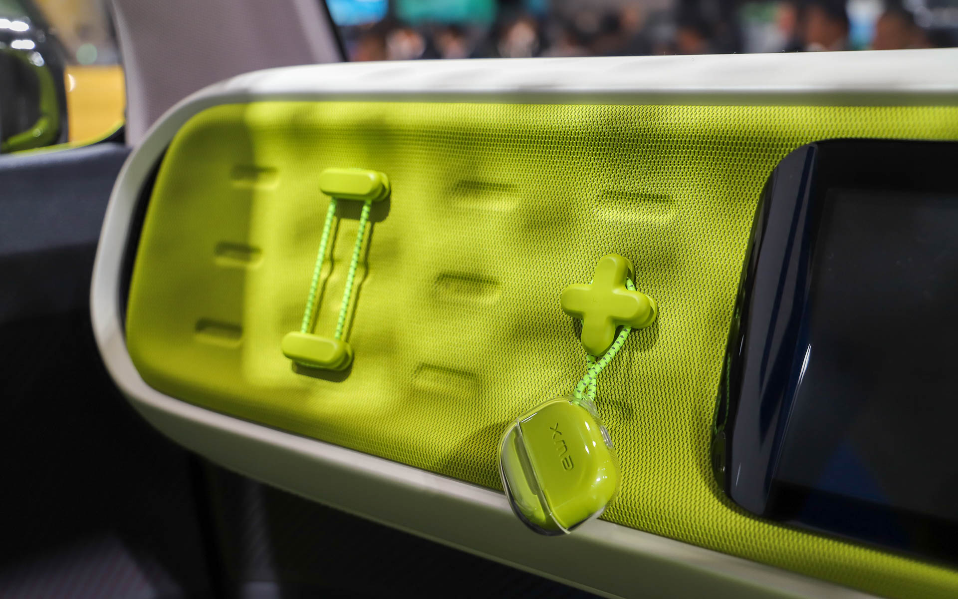 eWX。＋と－の記号をモチーフとして採用し、ホイールデザインからタイヤには連続して＋のデザインが用いられている。充電口には「凸する」デザインとして“凸”をモチーフにしたアイコンを配置。ボディカラーには見る角度によってピンク色が浮かび上がるコダワリ