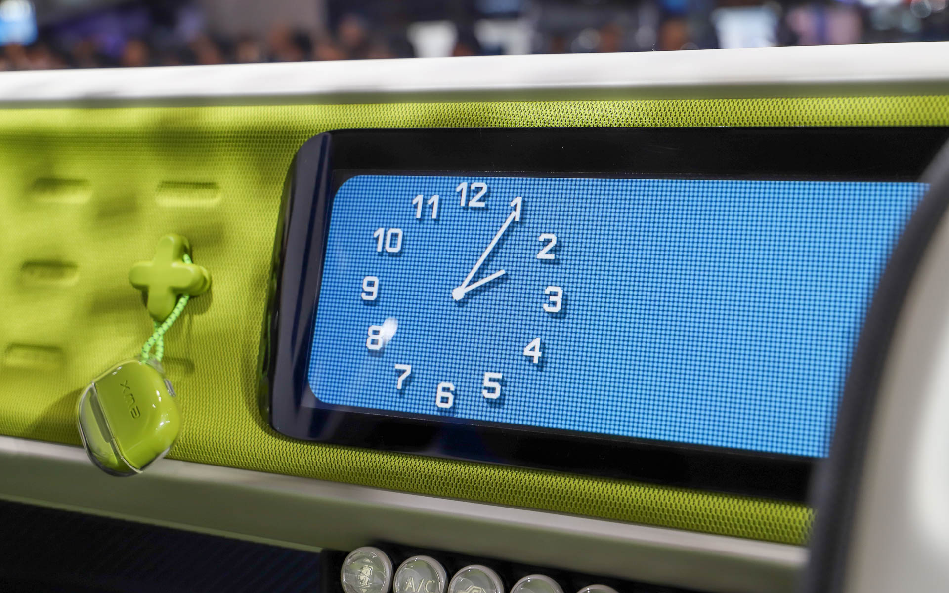 eWX。＋と－の記号をモチーフとして採用し、ホイールデザインからタイヤには連続して＋のデザインが用いられている。充電口には「凸する」デザインとして“凸”をモチーフにしたアイコンを配置。ボディカラーには見る角度によってピンク色が浮かび上がるコダワリ