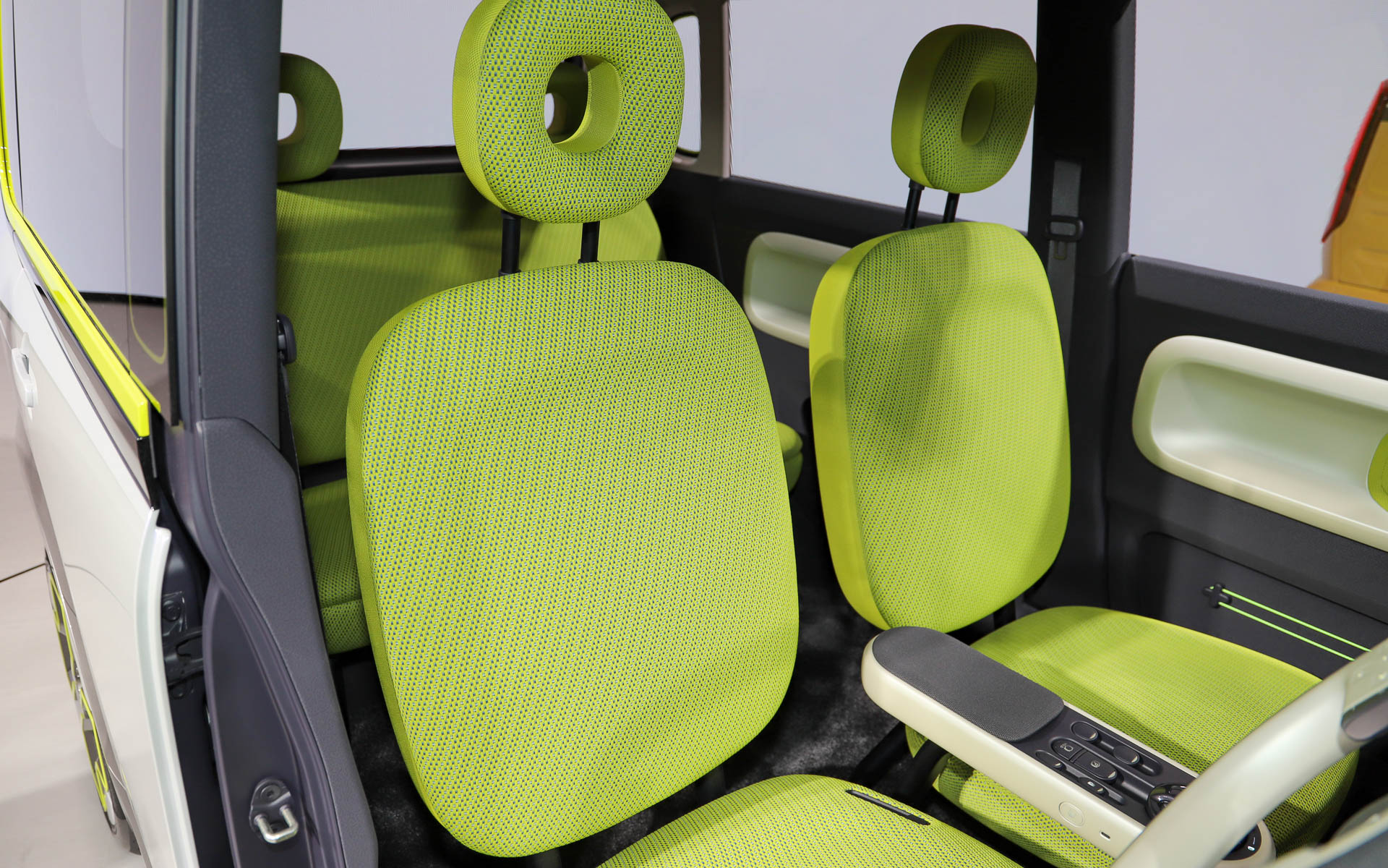 eWX。＋と－の記号をモチーフとして採用し、ホイールデザインからタイヤには連続して＋のデザインが用いられている。充電口には「凸する」デザインとして“凸”をモチーフにしたアイコンを配置。ボディカラーには見る角度によってピンク色が浮かび上がるコダワリ