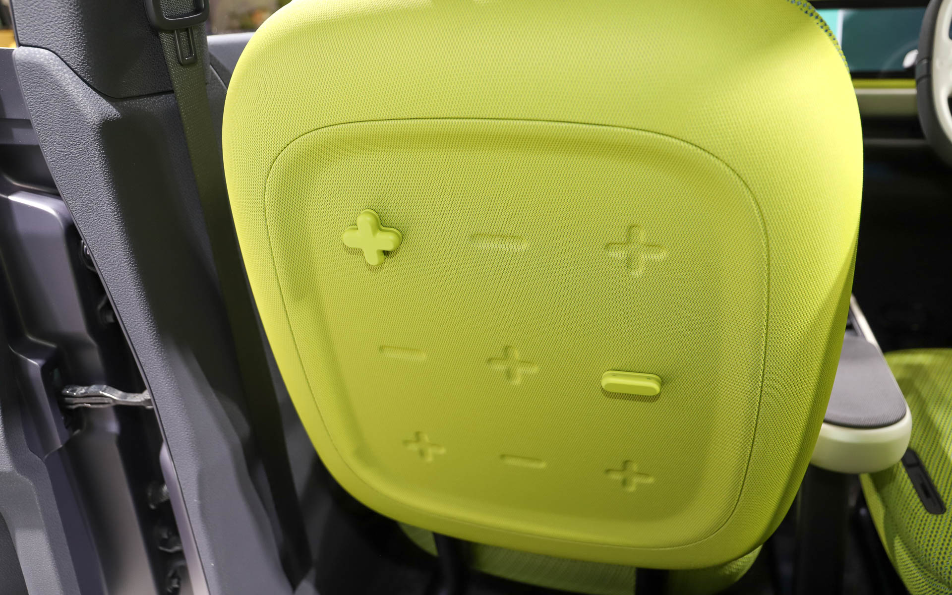 eWX。＋と－の記号をモチーフとして採用し、ホイールデザインからタイヤには連続して＋のデザインが用いられている。充電口には「凸する」デザインとして“凸”をモチーフにしたアイコンを配置。ボディカラーには見る角度によってピンク色が浮かび上がるコダワリ