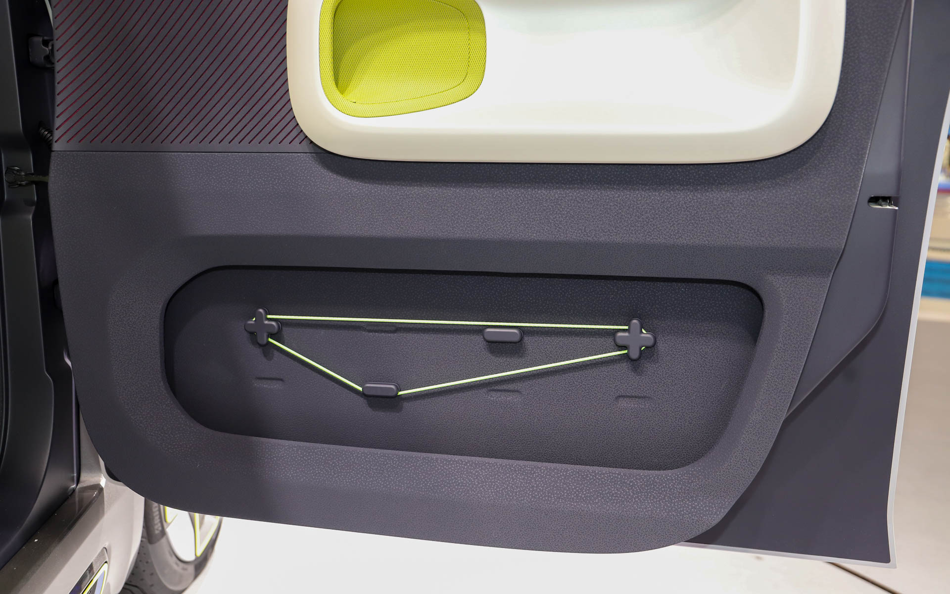 eWX。＋と－の記号をモチーフとして採用し、ホイールデザインからタイヤには連続して＋のデザインが用いられている。充電口には「凸する」デザインとして“凸”をモチーフにしたアイコンを配置。ボディカラーには見る角度によってピンク色が浮かび上がるコダワリ