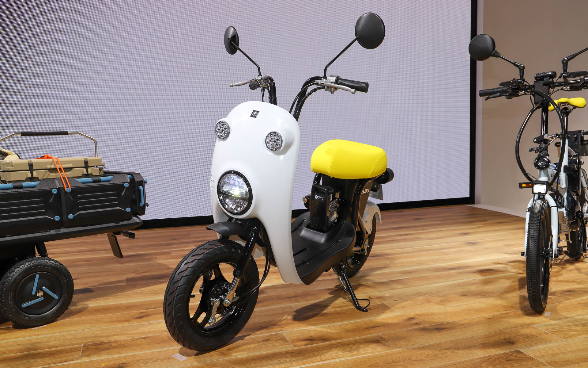 e-choinori。50ccスクーターとして発売していた「チョイノリ」からコンセプトをキープしたまま、パナソニック サイクルテック製電動アシスト自転車のバッテリ、駆動ユニットを搭載。エンジンの振動がなくなったこともあり、乗り心地はかなりよくなっているとのこと