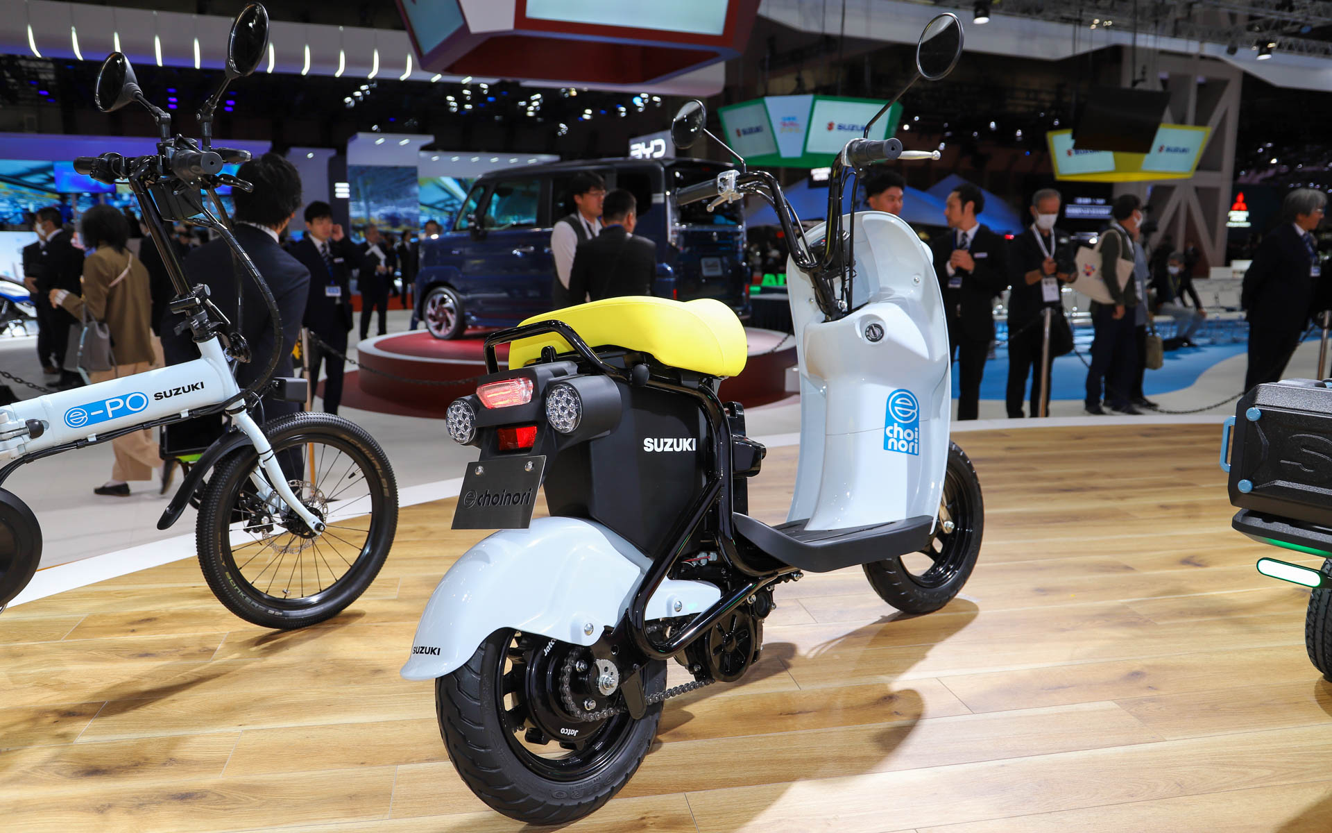 e-choinori。50ccスクーターとして発売していた「チョイノリ」からコンセプトをキープしたまま、パナソニック サイクルテック製電動アシスト自転車のバッテリ、駆動ユニットを搭載。エンジンの振動がなくなったこともあり、乗り心地はかなりよくなっているとのこと