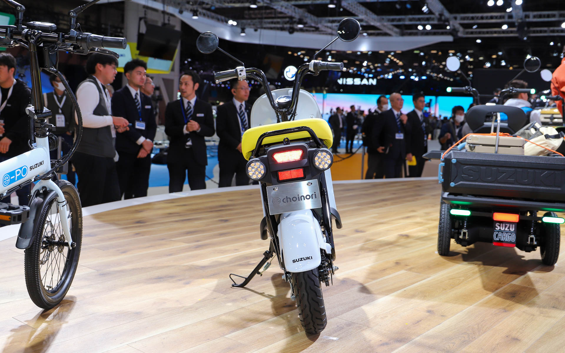 e-choinori。50ccスクーターとして発売していた「チョイノリ」からコンセプトをキープしたまま、パナソニック サイクルテック製電動アシスト自転車のバッテリ、駆動ユニットを搭載。エンジンの振動がなくなったこともあり、乗り心地はかなりよくなっているとのこと