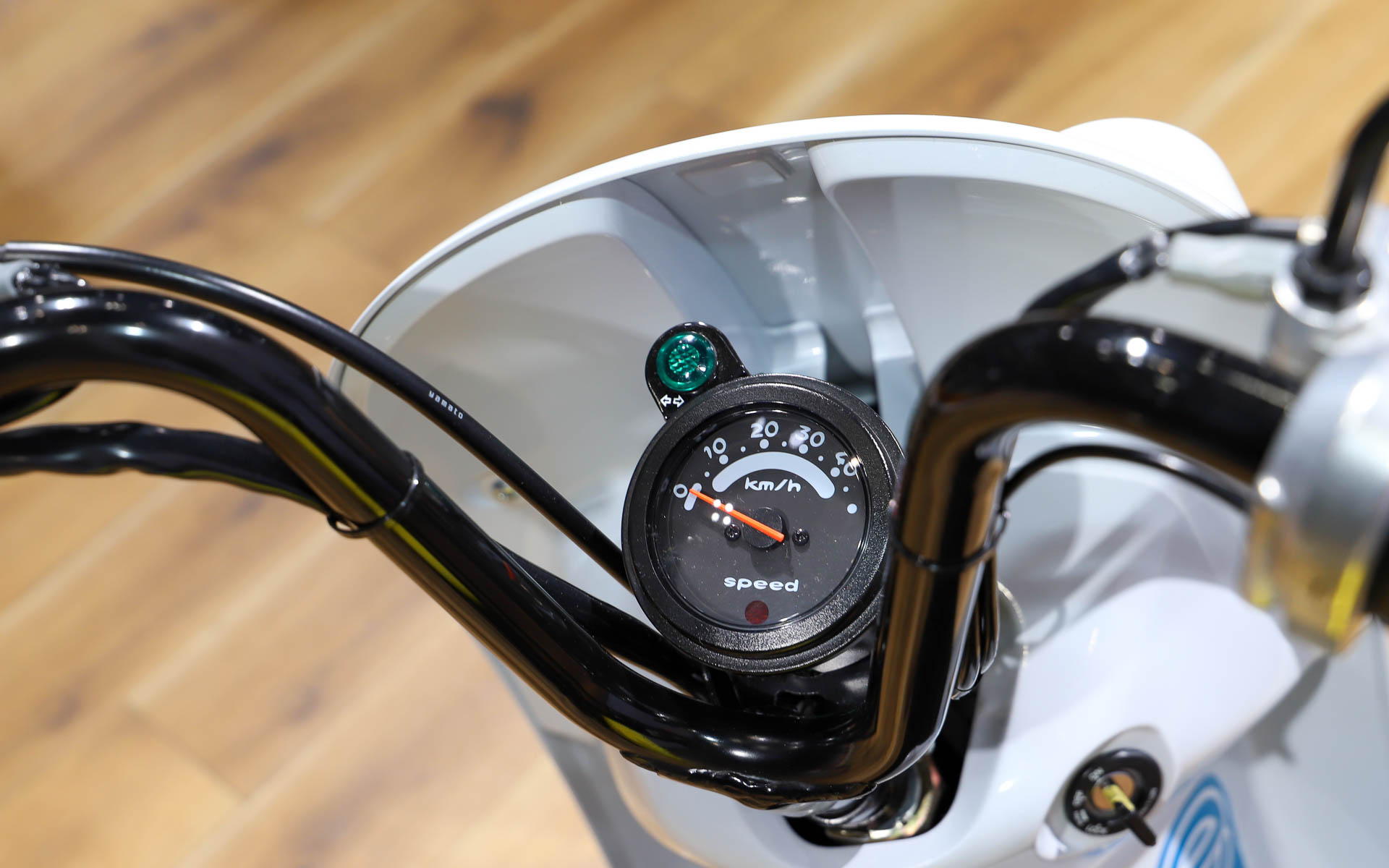 e-choinori。50ccスクーターとして発売していた「チョイノリ」からコンセプトをキープしたまま、パナソニック サイクルテック製電動アシスト自転車のバッテリ、駆動ユニットを搭載。エンジンの振動がなくなったこともあり、乗り心地はかなりよくなっているとのこと