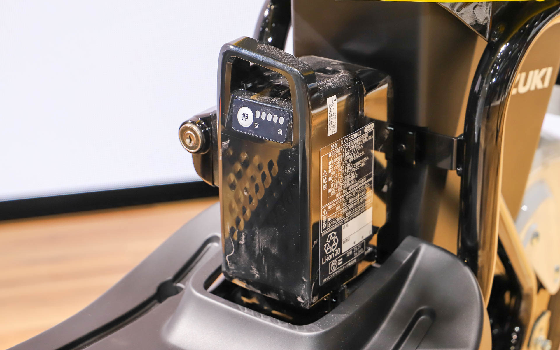 e-choinori。50ccスクーターとして発売していた「チョイノリ」からコンセプトをキープしたまま、パナソニック サイクルテック製電動アシスト自転車のバッテリ、駆動ユニットを搭載。エンジンの振動がなくなったこともあり、乗り心地はかなりよくなっているとのこと