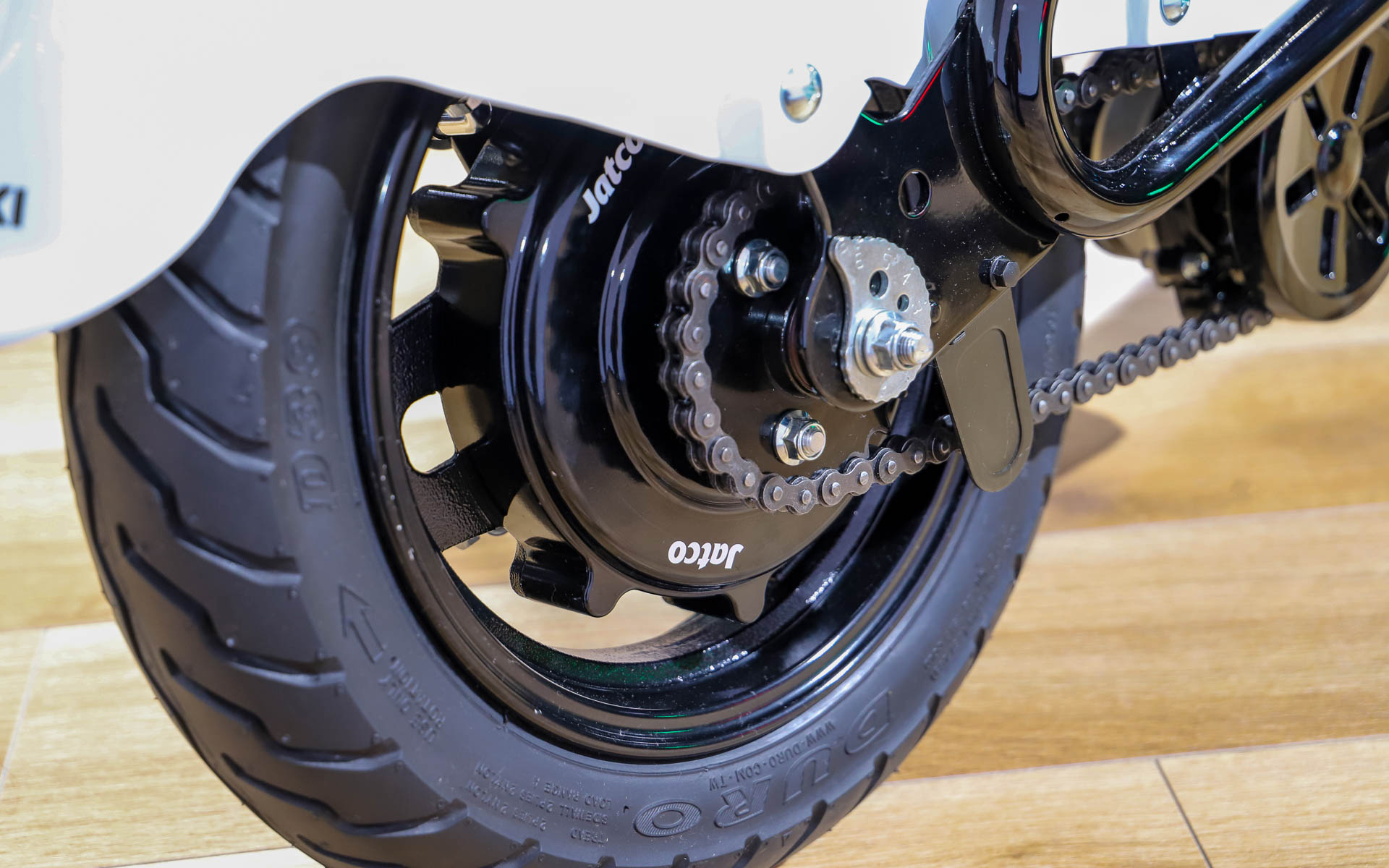 e-choinori。50ccスクーターとして発売していた「チョイノリ」からコンセプトをキープしたまま、パナソニック サイクルテック製電動アシスト自転車のバッテリ、駆動ユニットを搭載。エンジンの振動がなくなったこともあり、乗り心地はかなりよくなっているとのこと