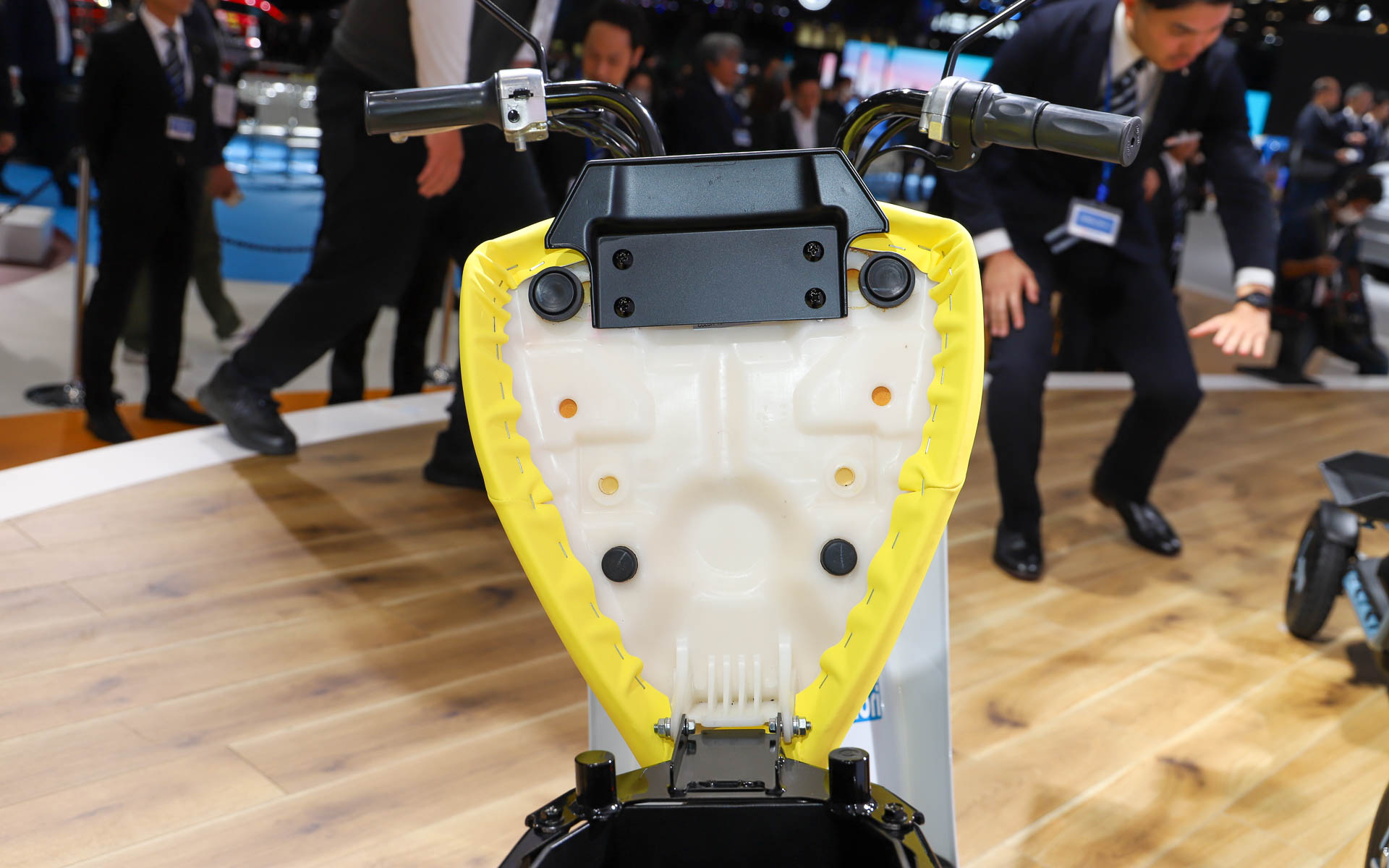 e-choinori。50ccスクーターとして発売していた「チョイノリ」からコンセプトをキープしたまま、パナソニック サイクルテック製電動アシスト自転車のバッテリ、駆動ユニットを搭載。エンジンの振動がなくなったこともあり、乗り心地はかなりよくなっているとのこと