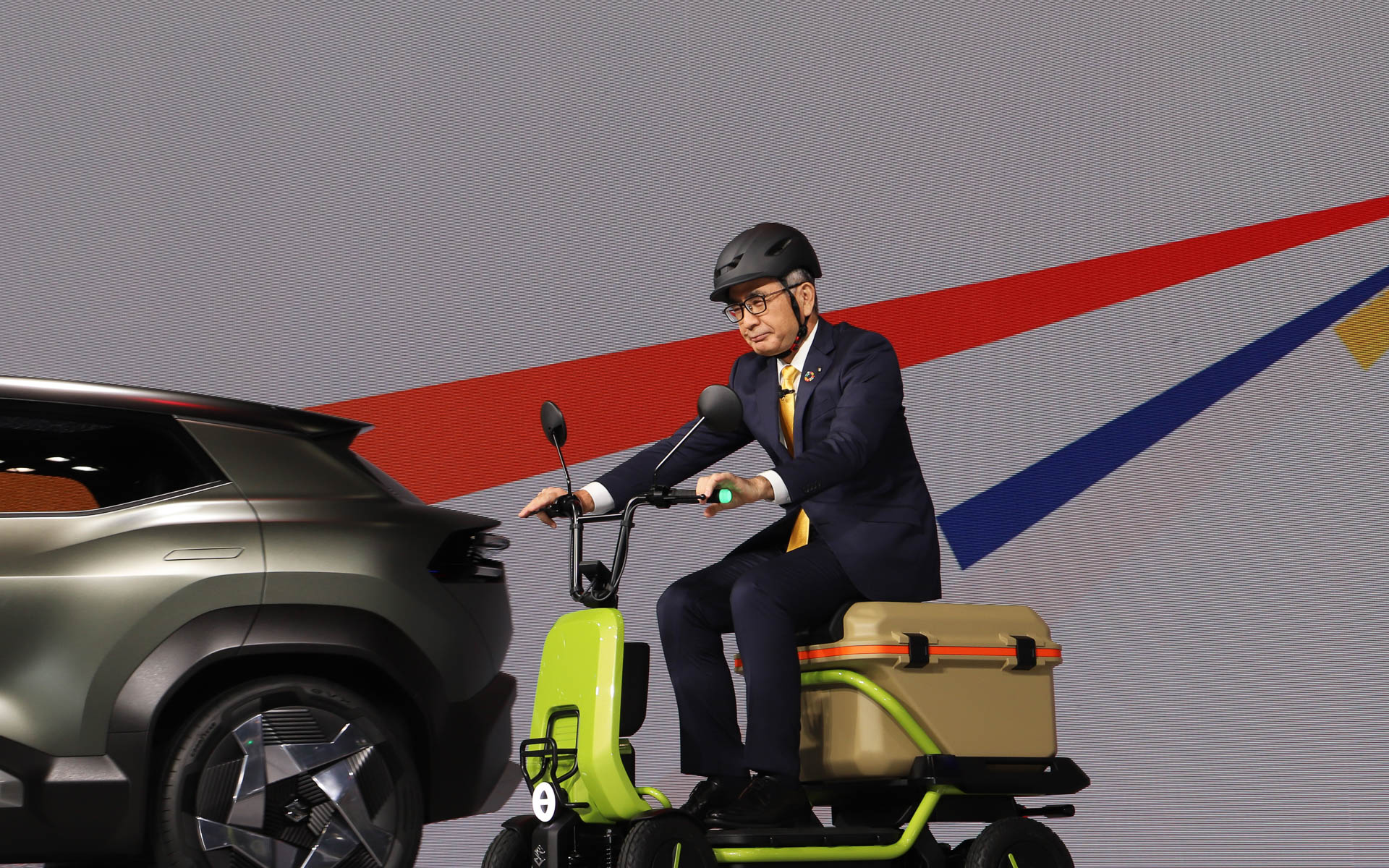 鈴木社長が「SUZU-RIDE」に乗って登場