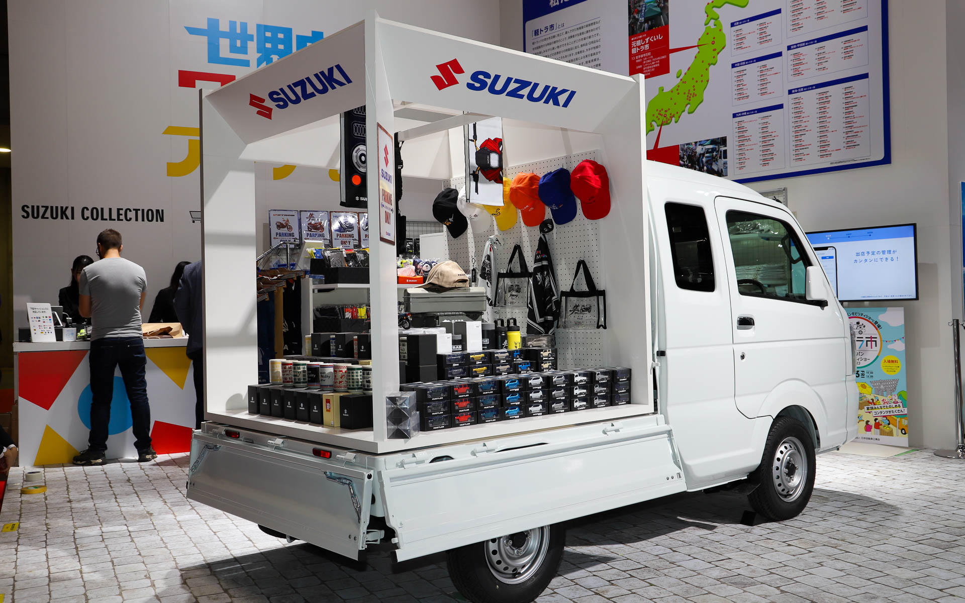 軽トラ市を模したスーパーキャリイでスズキグッズを販売