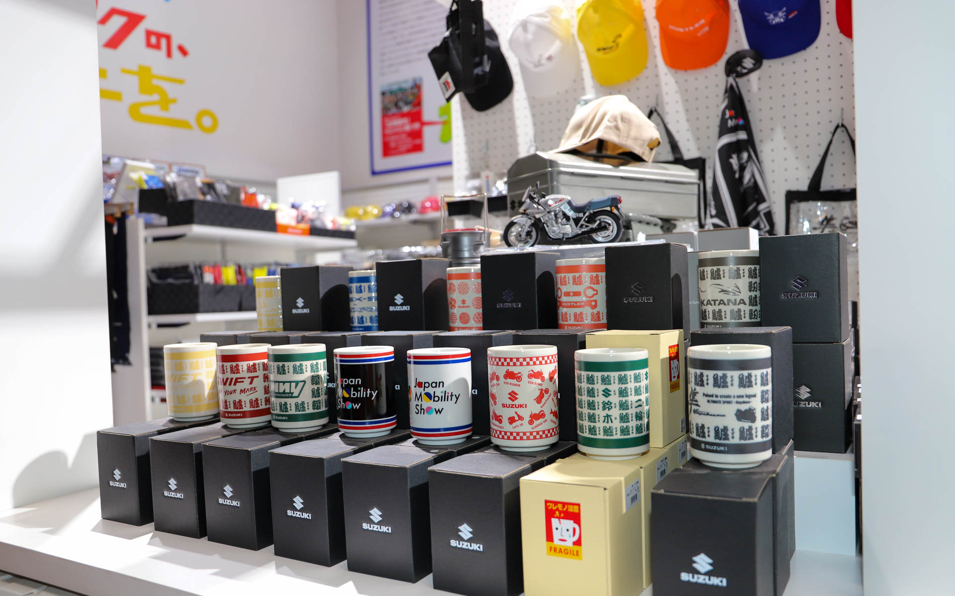 軽トラ市を模したスーパーキャリイでスズキグッズを販売