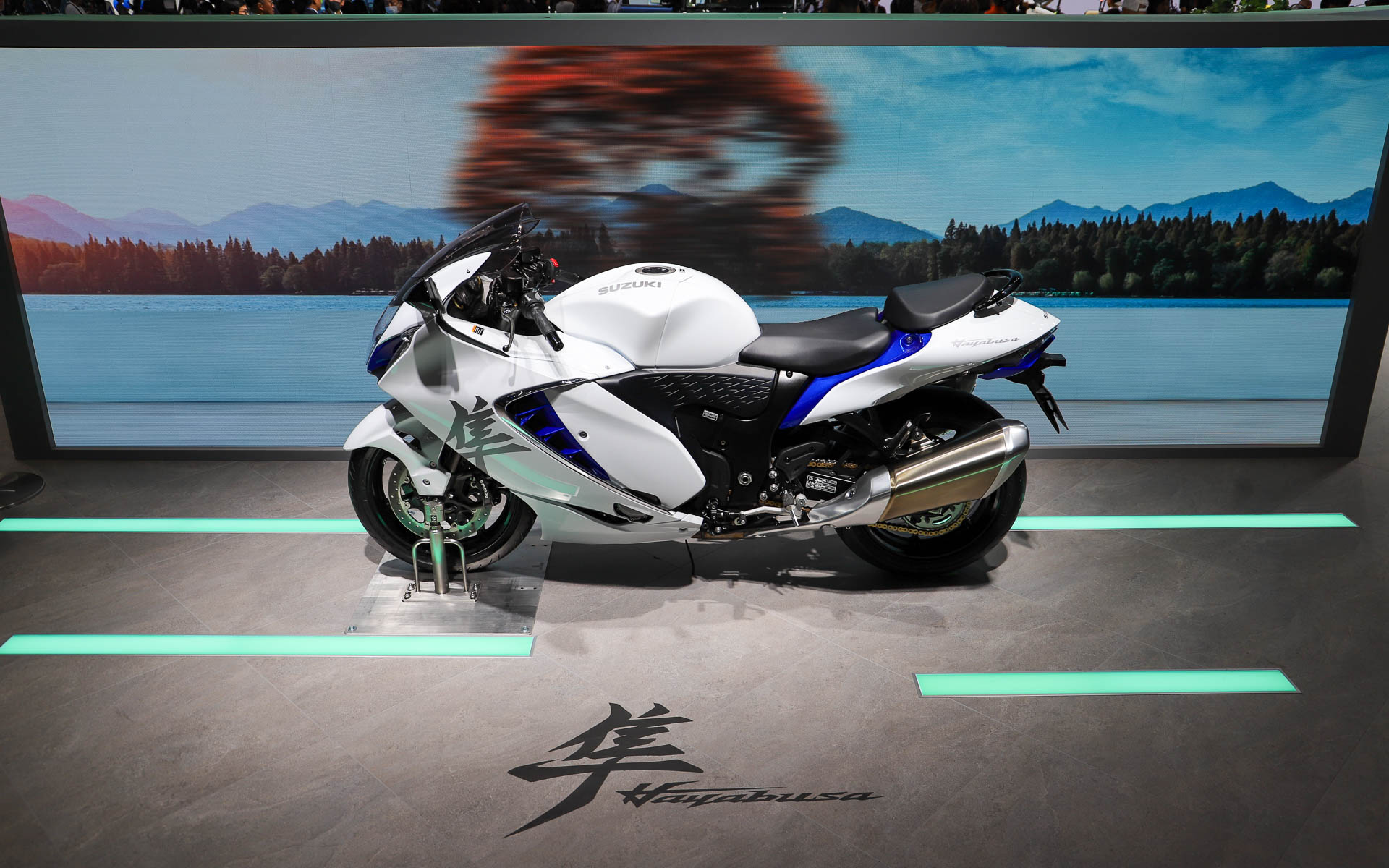 まるで隼に乗っているかのような写真が撮れるフォトスポットも用意される