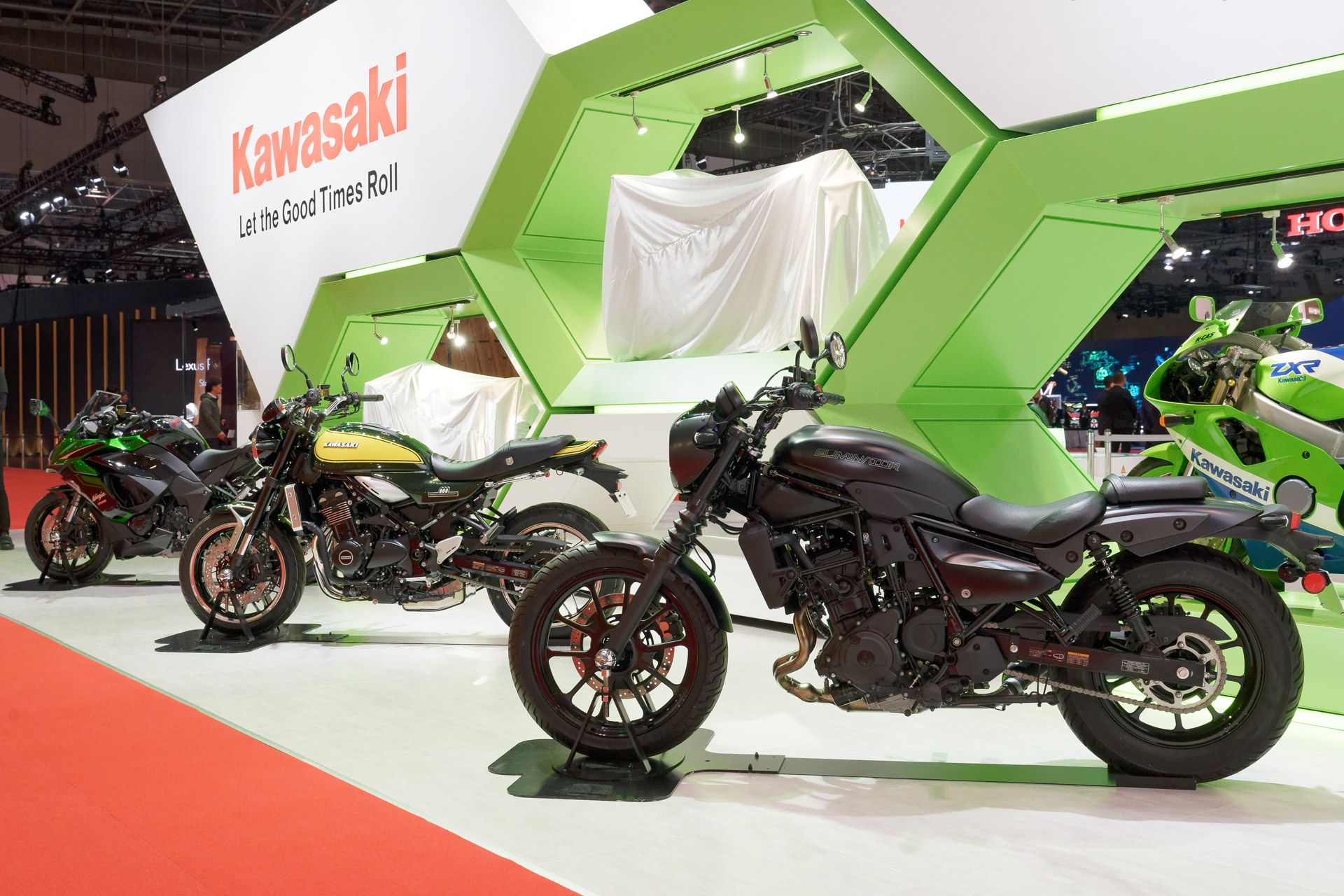 ブースにはエリミネーター、Z900RSなど、自由にまたがれる車両も用意