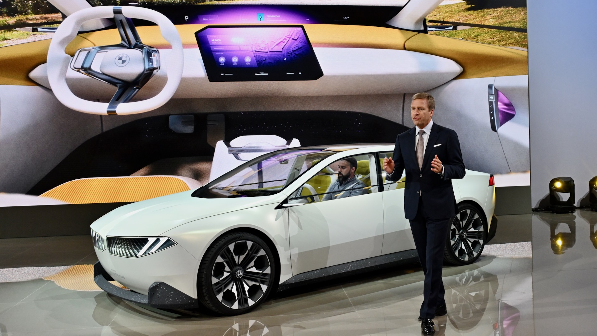 登壇したBMW AGのオリバー・ツィプセ取締役会長