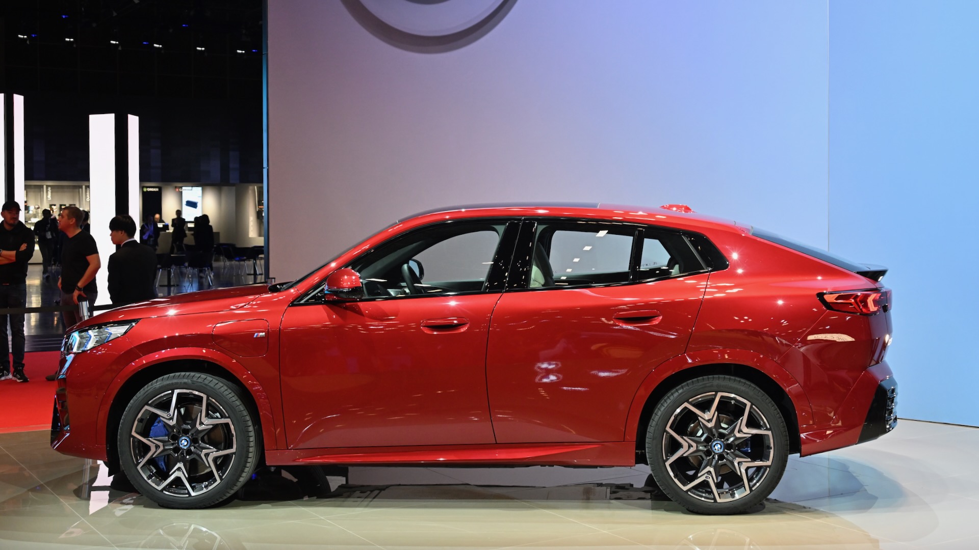 ワールドプレミアとなるiX2