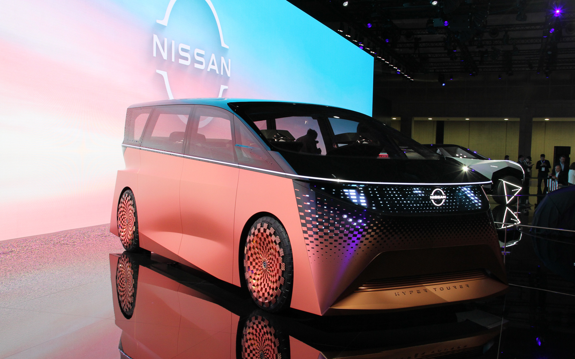 エクステリアは日本の伝統美を表現する滑らかなボディパネルとシャープなキャラクターラインで構成され、フロントからリアフェンダーにかけてななめに流れるようなボディサイドは空力性能を高めるとともに、EVと自動運転が融合した滑らかな走りを予感させるものとした