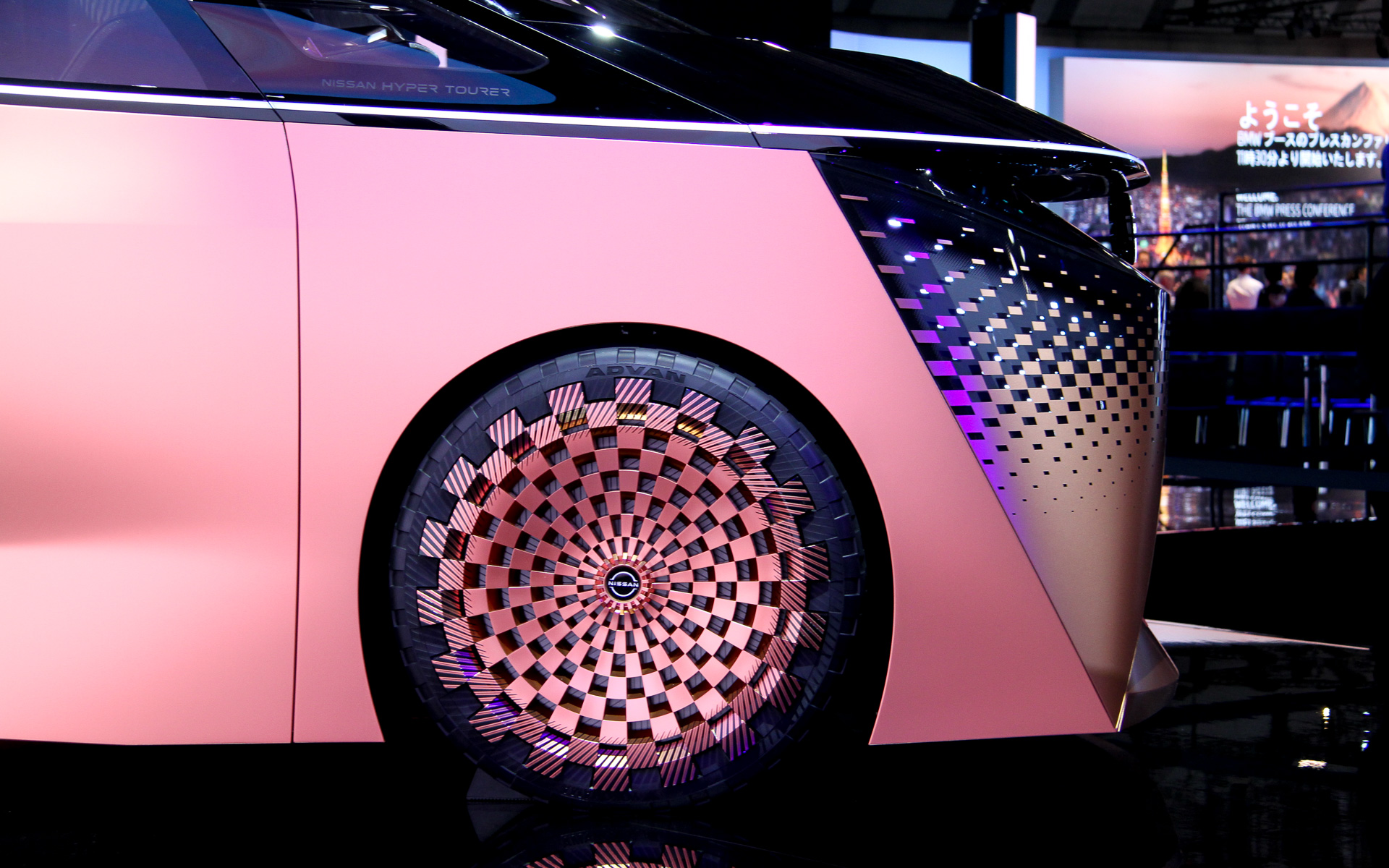 エクステリアは日本の伝統美を表現する滑らかなボディパネルとシャープなキャラクターラインで構成され、フロントからリアフェンダーにかけてななめに流れるようなボディサイドは空力性能を高めるとともに、EVと自動運転が融合した滑らかな走りを予感させるものとした