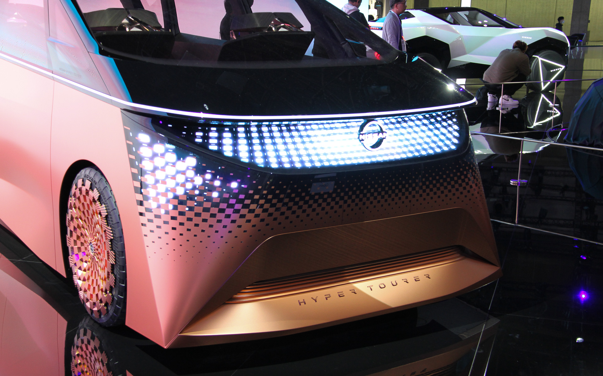 エクステリアは日本の伝統美を表現する滑らかなボディパネルとシャープなキャラクターラインで構成され、フロントからリアフェンダーにかけてななめに流れるようなボディサイドは空力性能を高めるとともに、EVと自動運転が融合した滑らかな走りを予感させるものとした