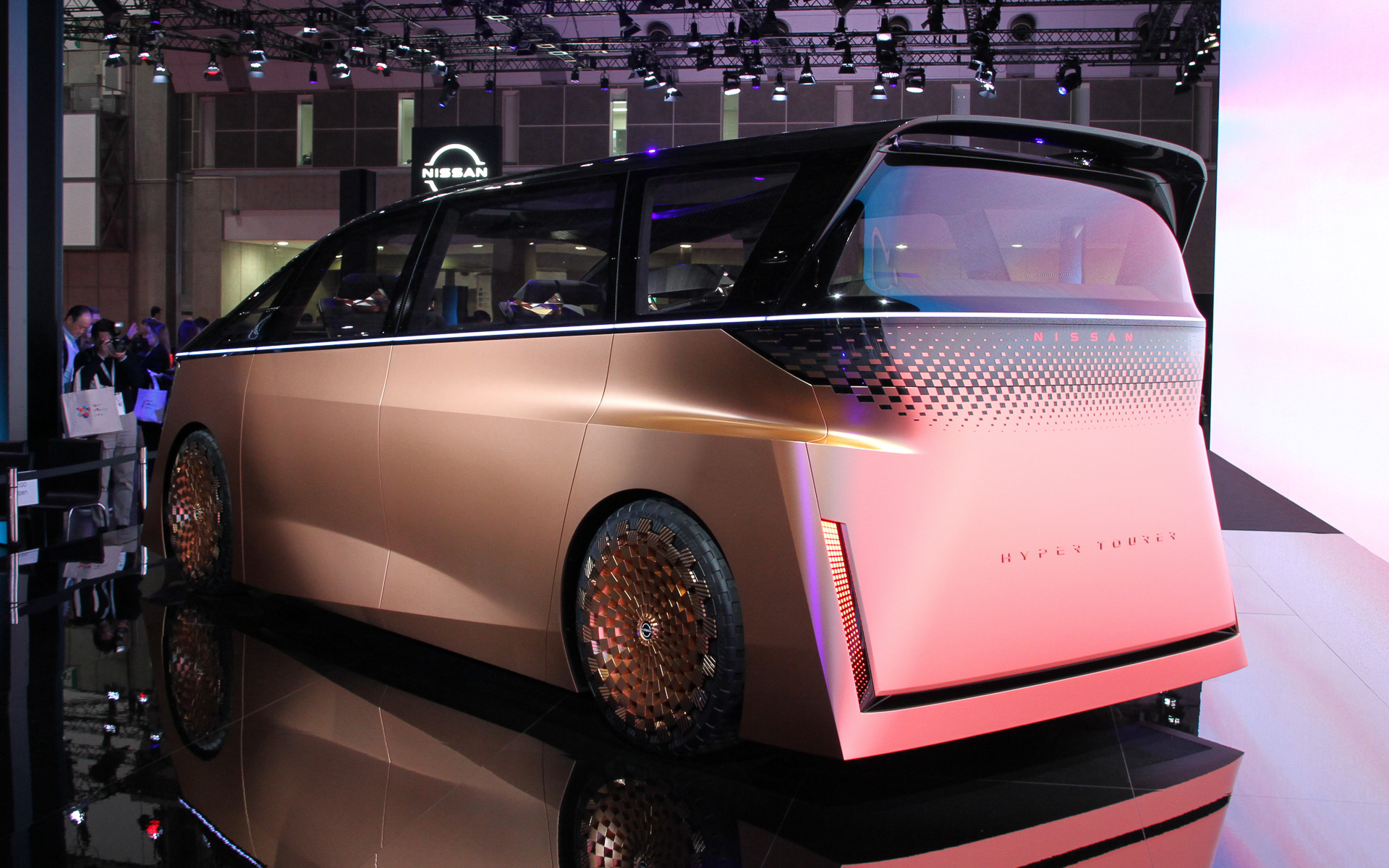 エクステリアは日本の伝統美を表現する滑らかなボディパネルとシャープなキャラクターラインで構成され、フロントからリアフェンダーにかけてななめに流れるようなボディサイドは空力性能を高めるとともに、EVと自動運転が融合した滑らかな走りを予感させるものとした