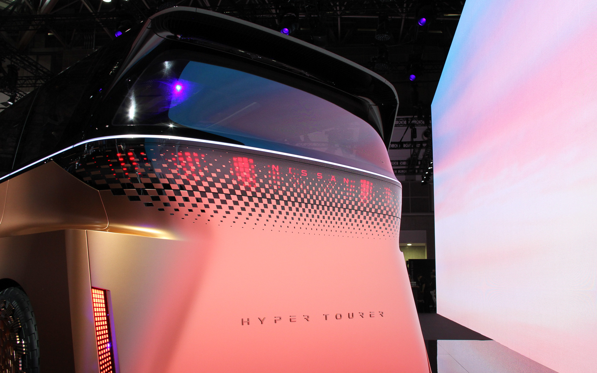 エクステリアは日本の伝統美を表現する滑らかなボディパネルとシャープなキャラクターラインで構成され、フロントからリアフェンダーにかけてななめに流れるようなボディサイドは空力性能を高めるとともに、EVと自動運転が融合した滑らかな走りを予感させるものとした