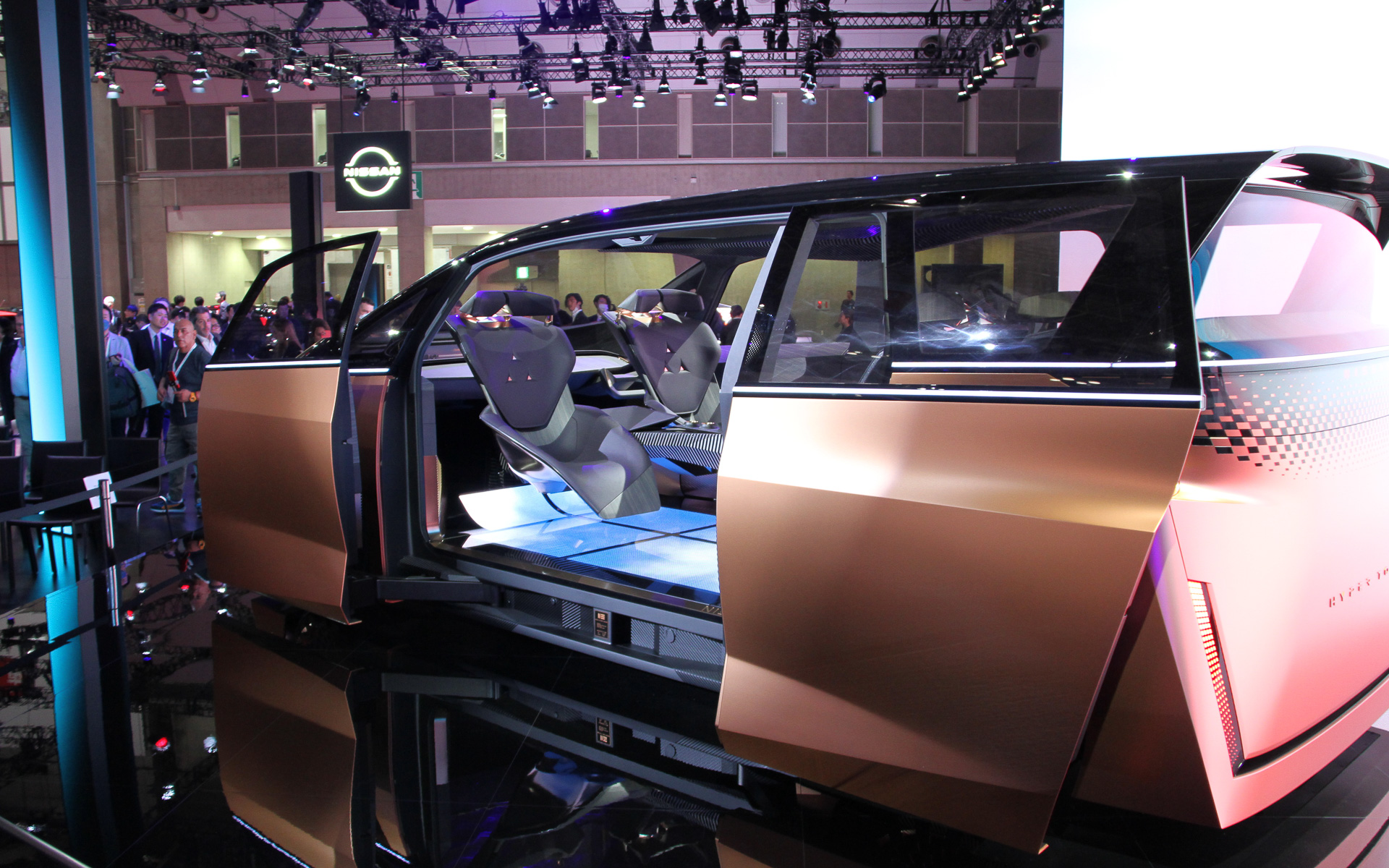 エクステリアは日本の伝統美を表現する滑らかなボディパネルとシャープなキャラクターラインで構成され、フロントからリアフェンダーにかけてななめに流れるようなボディサイドは空力性能を高めるとともに、EVと自動運転が融合した滑らかな走りを予感させるものとした