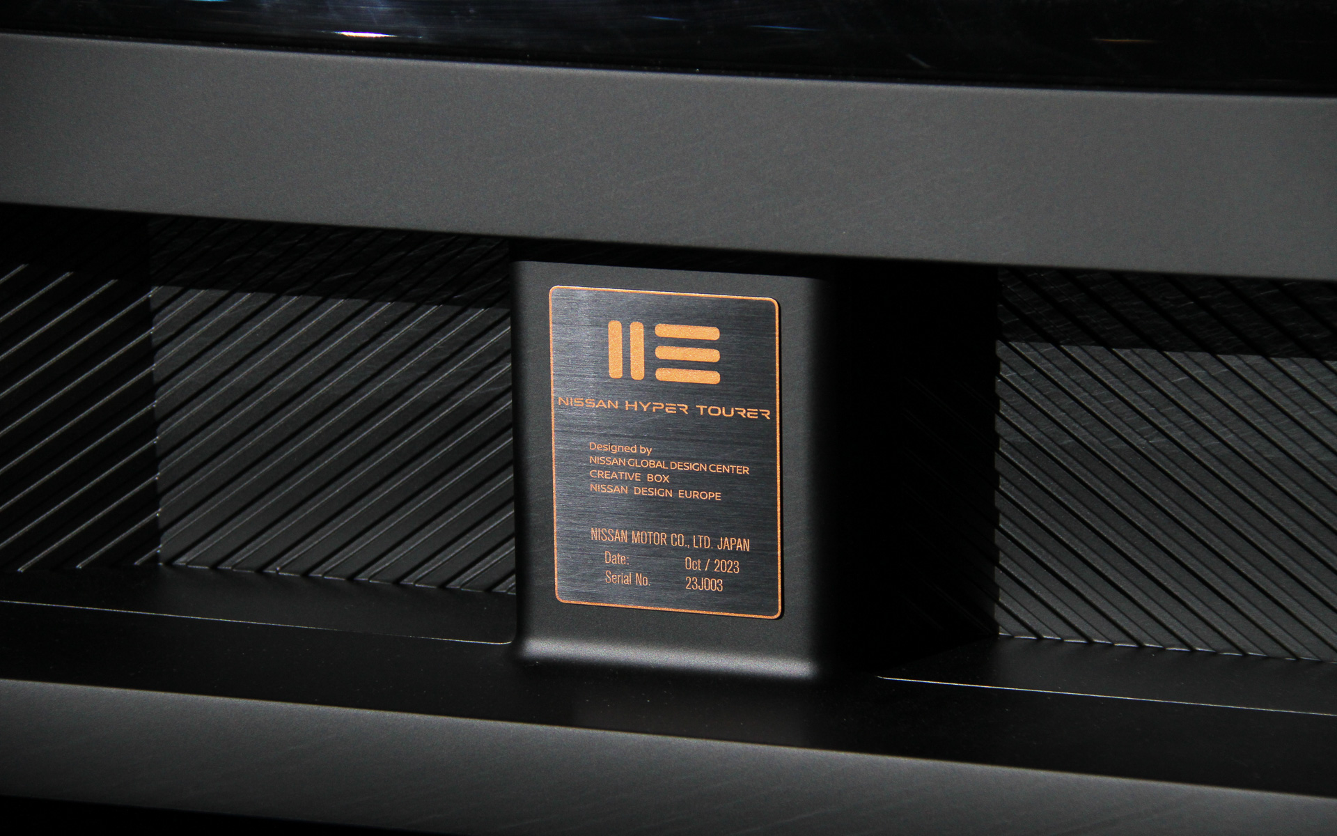 エクステリアは日本の伝統美を表現する滑らかなボディパネルとシャープなキャラクターラインで構成され、フロントからリアフェンダーにかけてななめに流れるようなボディサイドは空力性能を高めるとともに、EVと自動運転が融合した滑らかな走りを予感させるものとした