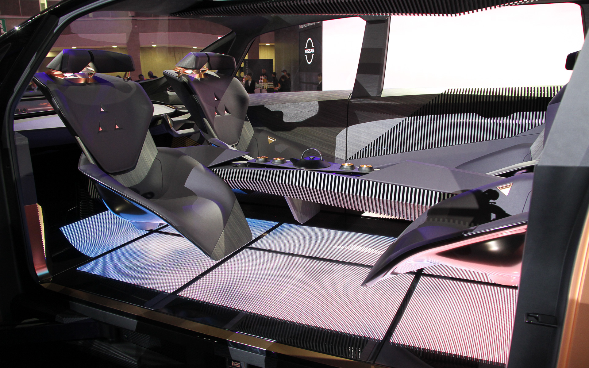 ハイパーツアラーのインテリア。オーバヘッドコンソールやライティングには組子や格子をモチーフにしたデザインをあしらったほか、フロアに搭載したLEDパネルに川床や空の風景を映し出すなど、デジタルと自然をテクノロジーで融合することで日本らしいラグジュアリー感とリラックス空間を演出。完全自動運転技術を搭載し、運転席と助手席は360度回転させることもできる