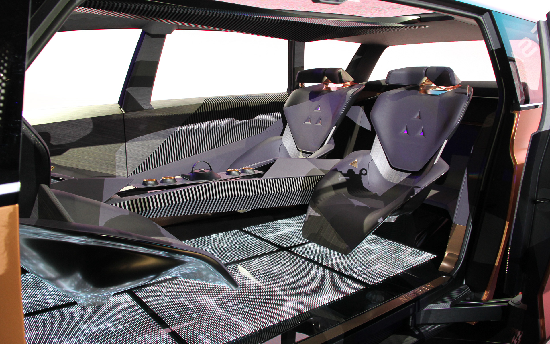 ハイパーツアラーのインテリア。オーバヘッドコンソールやライティングには組子や格子をモチーフにしたデザインをあしらったほか、フロアに搭載したLEDパネルに川床や空の風景を映し出すなど、デジタルと自然をテクノロジーで融合することで日本らしいラグジュアリー感とリラックス空間を演出。完全自動運転技術を搭載し、運転席と助手席は360度回転させることもできる