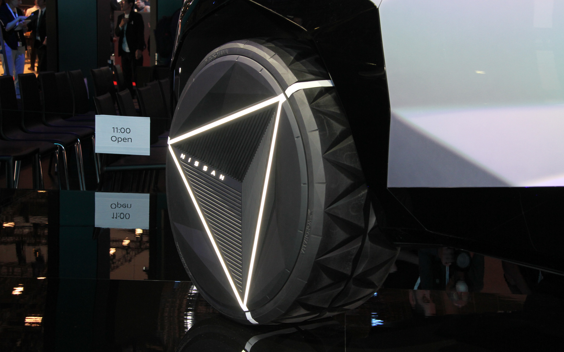 ハイパーパンクのインテリアは和紙や折り紙をモチーフとし、和のテイストを感じさせながらデジタルとアートが融合する室内空間を表現。例えば、車載カメラが撮影したクルマ周辺の景色の映像を、AIがオーナーの好みに応じて日本文化の象徴であるマンガ調の景色やさまざまなグラフィックパターンの景色に変換し、コクピットにドライバーを囲むように配置された3面ディスプレイに映し出すなど、現実とメタバースの世界が融合した空間を楽しむことができる