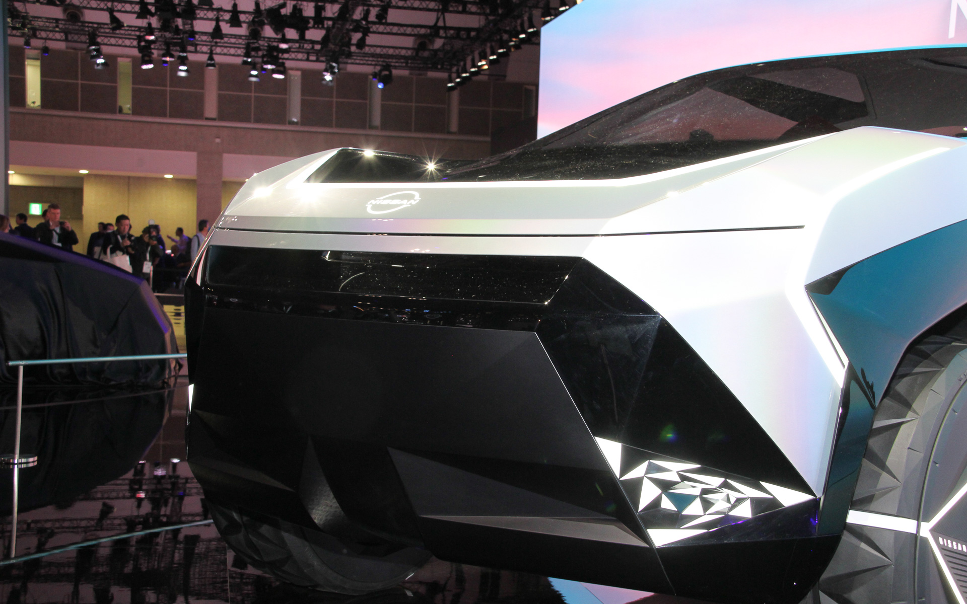 ハイパーパンクのインテリアは和紙や折り紙をモチーフとし、和のテイストを感じさせながらデジタルとアートが融合する室内空間を表現。例えば、車載カメラが撮影したクルマ周辺の景色の映像を、AIがオーナーの好みに応じて日本文化の象徴であるマンガ調の景色やさまざまなグラフィックパターンの景色に変換し、コクピットにドライバーを囲むように配置された3面ディスプレイに映し出すなど、現実とメタバースの世界が融合した空間を楽しむことができる