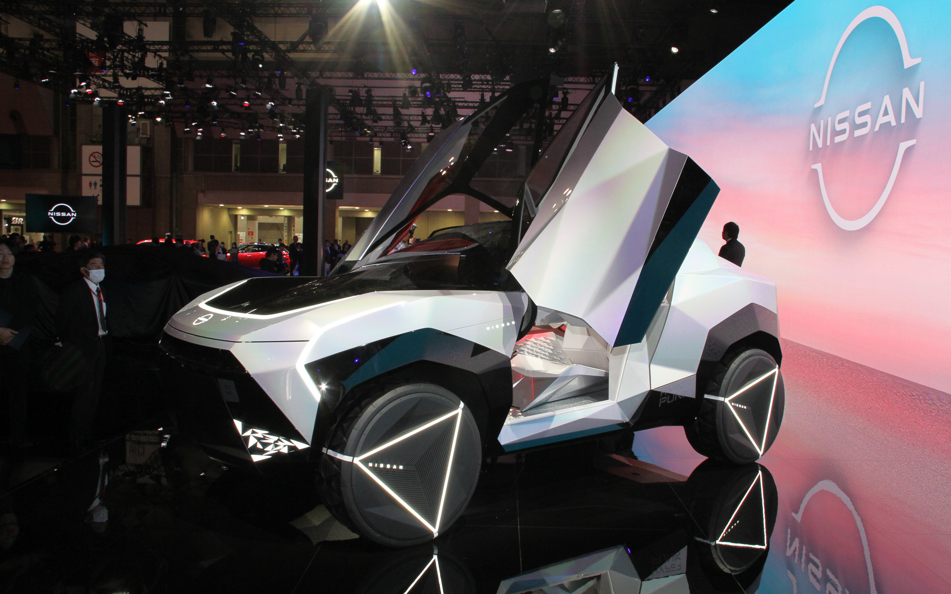 ハイパーパンクのインテリアは和紙や折り紙をモチーフとし、和のテイストを感じさせながらデジタルとアートが融合する室内空間を表現。例えば、車載カメラが撮影したクルマ周辺の景色の映像を、AIがオーナーの好みに応じて日本文化の象徴であるマンガ調の景色やさまざまなグラフィックパターンの景色に変換し、コクピットにドライバーを囲むように配置された3面ディスプレイに映し出すなど、現実とメタバースの世界が融合した空間を楽しむことができる