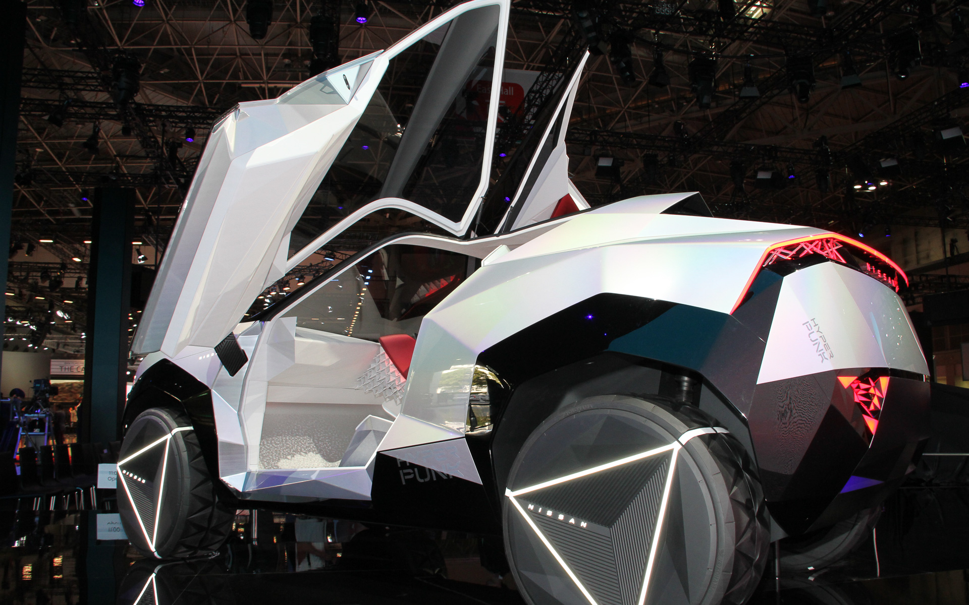 ハイパーパンクのインテリアは和紙や折り紙をモチーフとし、和のテイストを感じさせながらデジタルとアートが融合する室内空間を表現。例えば、車載カメラが撮影したクルマ周辺の景色の映像を、AIがオーナーの好みに応じて日本文化の象徴であるマンガ調の景色やさまざまなグラフィックパターンの景色に変換し、コクピットにドライバーを囲むように配置された3面ディスプレイに映し出すなど、現実とメタバースの世界が融合した空間を楽しむことができる