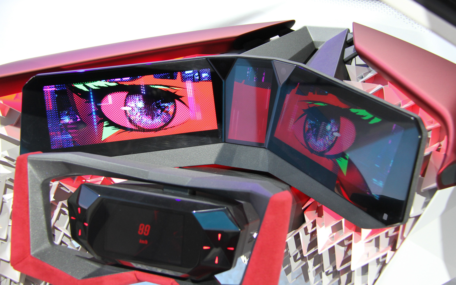 ハイパーパンクのインテリアは和紙や折り紙をモチーフとし、和のテイストを感じさせながらデジタルとアートが融合する室内空間を表現。例えば、車載カメラが撮影したクルマ周辺の景色の映像を、AIがオーナーの好みに応じて日本文化の象徴であるマンガ調の景色やさまざまなグラフィックパターンの景色に変換し、コクピットにドライバーを囲むように配置された3面ディスプレイに映し出すなど、現実とメタバースの世界が融合した空間を楽しむことができる