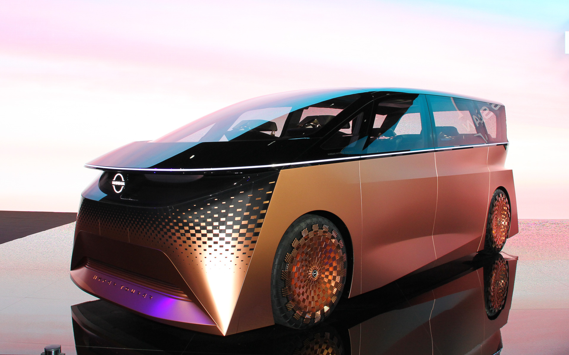 エクステリアは日本の伝統美を表現する滑らかなボディパネルとシャープなキャラクターラインで構成され、フロントからリアフェンダーにかけてななめに流れるようなボディサイドは空力性能を高めるとともに、EVと自動運転が融合した滑らかな走りを予感させるものとした