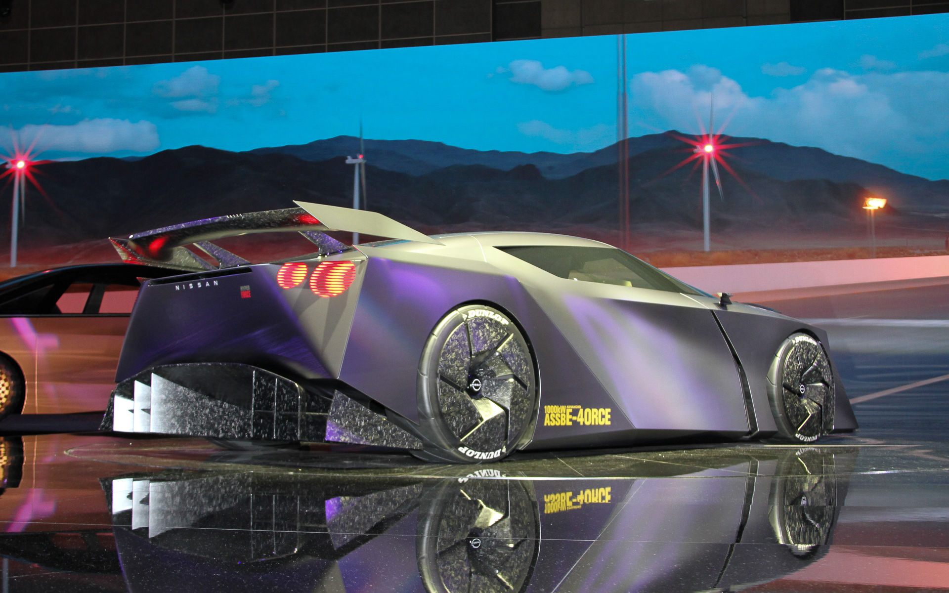 エクステリアは低くワイドに構えたスタンスで、滑らかな曲線とボディパネルの大胆な幾何学模様をシームレスに融合させたデザインを採用